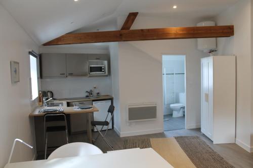 Elle comprend une petite cuisine avec un bureau et un réfrigérateur. dans l'établissement Le Presbytère, à Menetou-Salon