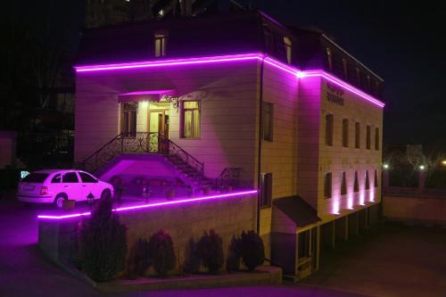 une maison avec des lumières violettes latérales dans l'établissement Park Avenue Hotel Yerevan, à Erevan