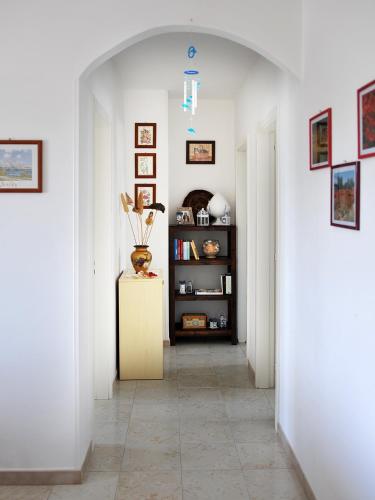 a hallway with a room with white walls at Casa vacanze spiaggia dorata in Marina di Pescoluse