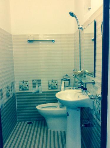 a bathroom with a sink and a toilet at Homestay Quân Hằng in Mai Châu