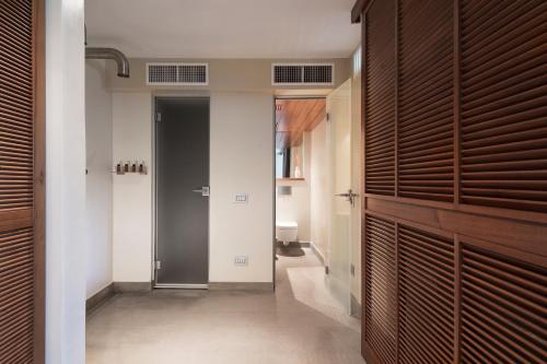 a hallway with wooden closet doors and a bathroom at SUITE & POOL-Como House-160 mt-Private Indoor Swimming Pool, heated all year-Private Covered Parking-Private Garden and terrace-Fully equipped Kitchen in Como