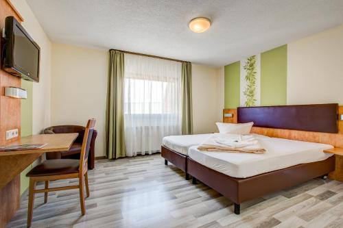 Un pat sau paturi într-o cameră la Landhotel Küffner