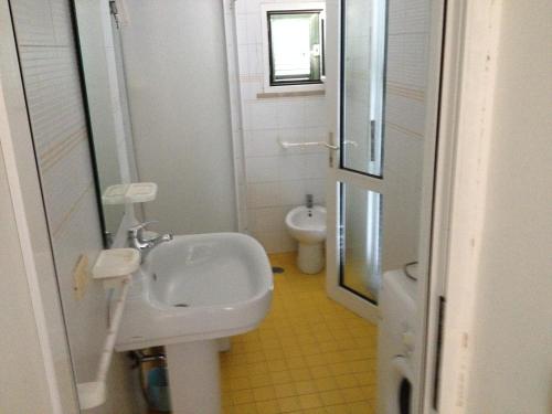ポンツァにあるArcipelago Pontino Egidiaの小さなバスルーム(洗面台、トイレ付)