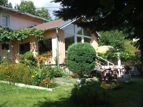 une maison avec une table et des chaises dans la cour dans l'établissement Pension Jana Tatrovice, à Tatrovice