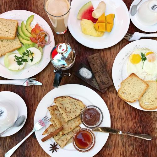 Makanan di atau berdekatan hotel