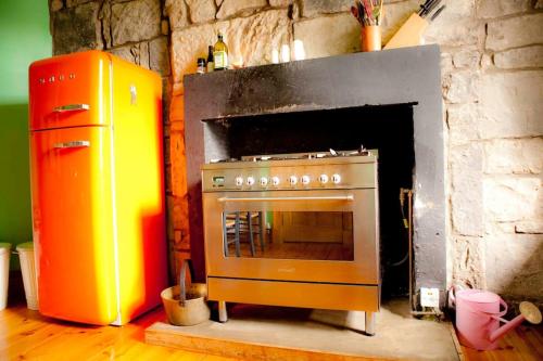 una cucina con piano cottura e camino di Epicurean Clerk Apartment a Edimburgo