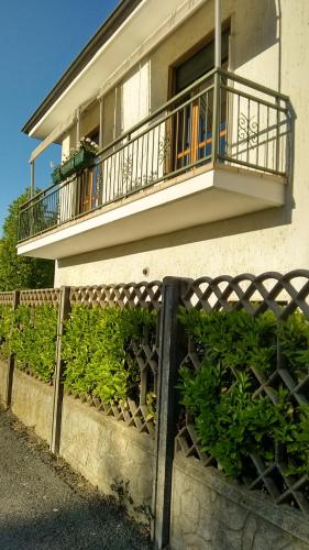 a building with a balcony and a fence at Ca' Mia Ca' Tua in La Loggia