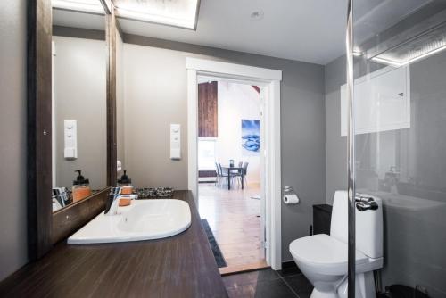 a bathroom with a tub and a sink and a toilet at Hattvika Lodge in Ballstad