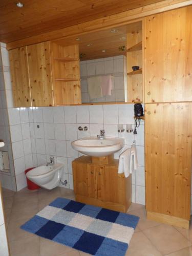łazienka z umywalką i toaletą w obiekcie Ferienhaus Schett w mieście Innervillgraten