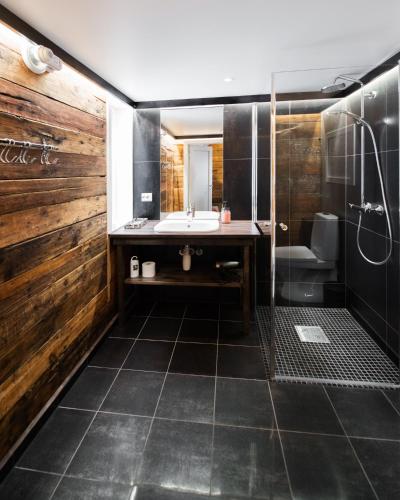 a bathroom with a sink and a shower at Hattvika Lodge in Ballstad