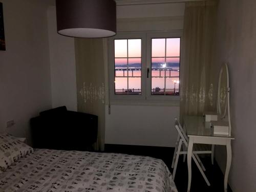 ビラノーバ・デ・アロウサにあるApartamento Vilanovaのベッドルーム1室(ベッド1台、景色を望む窓付)