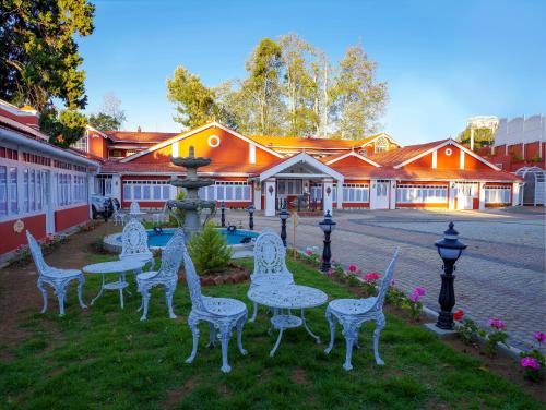 ウーティにあるWest Downs - The Heritage Resortの建物前のテーブルと椅子