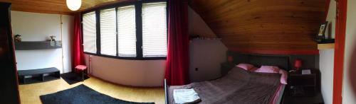 バラトンケネシェにあるNapfényのベッドルーム1室(ベッド1台、大きな窓付)