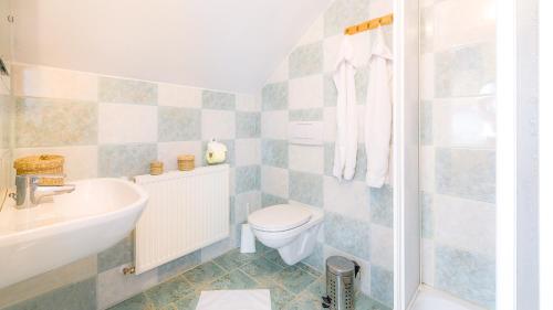 ein Bad mit einem WC und einem Waschbecken in der Unterkunft Gästehaus Lipnik in Sankt Kanzian am Klopeiner See