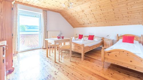 Schlafzimmer mit einem Bett und einem Tisch sowie einem Tisch und Stühlen in der Unterkunft Gästehaus Lipnik in Sankt Kanzian am Klopeiner See