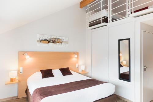 מיטה או מיטות בחדר ב-Carré Py' Hôtel
