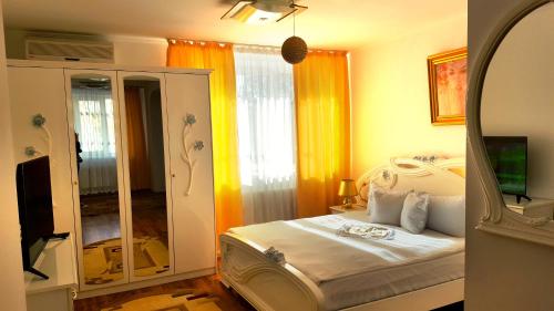 a bedroom with a bed and a mirror at Hotel Confort Drochia in Drochia