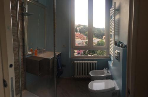 アルビッソラ・マリーナにあるCanto del Mareのバスルーム(洗面台、トイレ付)、窓が備わります。