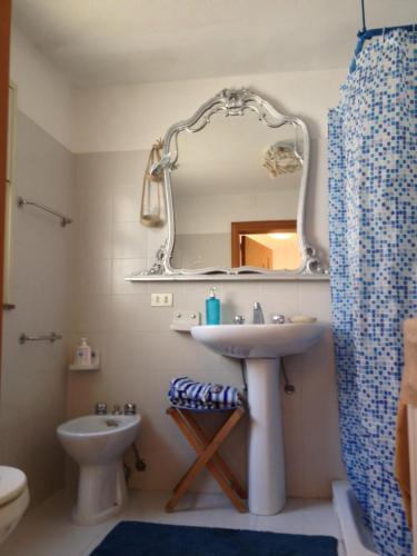 リポストにあるLa Casa di Annaのバスルーム(洗面台、鏡付)