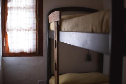 a bunk bed in a room with a window at Carü Leufu in Valle Grande