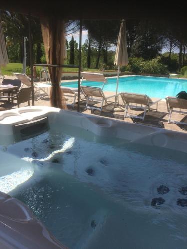 Piscine de l'établissement Podere il Giurato ou située à proximité