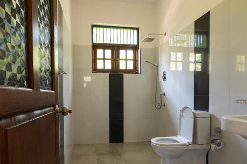 A bathroom at The Coconut Gardens Hotel & Restaurant