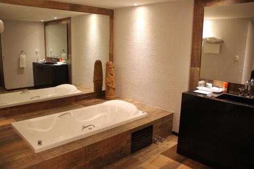 A bathroom at Resort Yacht Y Golf Club Paraguayo