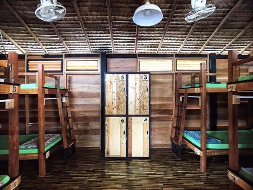 Двох'ярусне ліжко або двоярусні ліжка в номері Cafe del sunshine