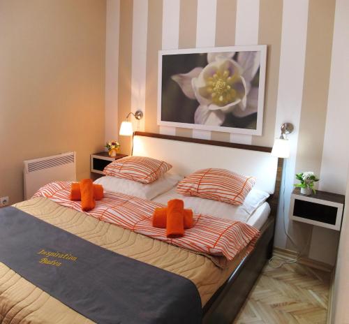 Una cama o camas en una habitación de Apartments Inspiration