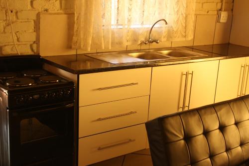 Dapur atau dapur kecil di Roundhouse Marloth Park