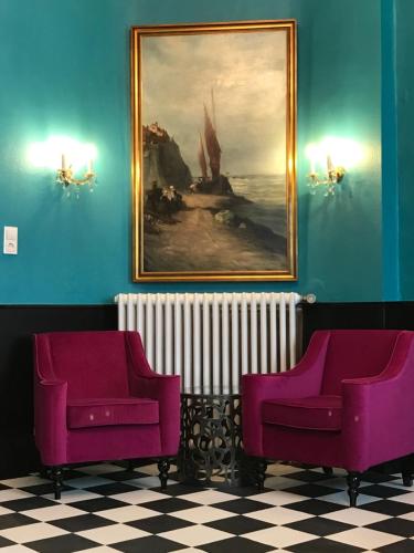 two purple chairs in a room with a painting at SmartHotel Mystique Self check-in in Bad Homburg vor der Höhe