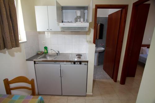 Kuchyň nebo kuchyňský kout v ubytování Nikos Apartments