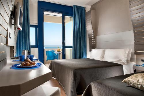 Postel nebo postele na pokoji v ubytování Hotel Baltic Riccione-Fronte Mare