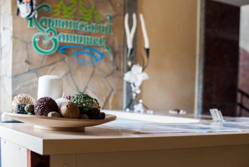 a plate of fruit on a counter in a bathroom at Карпатський Затишок in Slavske