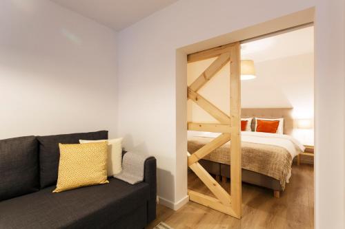 een woonkamer met een bank en een bed bij WHome | Alfama Premium Apartment in Lissabon