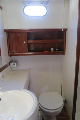 une petite salle de bain avec toilettes et lavabo dans l'établissement Yacht Summertime 3 Bedrooms, à Menton