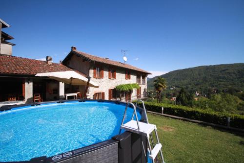 una piscina frente a una casa en Family House Veronica, en Cadegliano Viconago