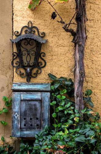 a small woodenificialificialificialificialificialificialificialificialificialificialificialificialificial at Gasthaus Zum Hirschen in Staufen im Breisgau