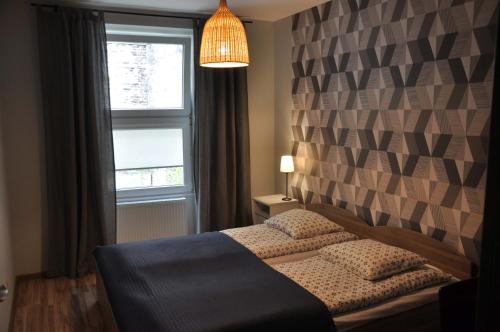1 dormitorio con cama y ventana en Topola, en Cracovia