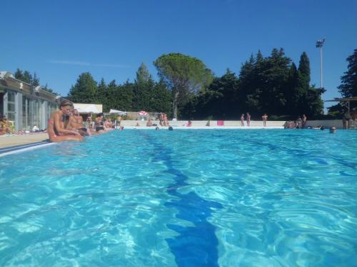 Camping les Avignon - la Laune 내부 또는 인근 수영장