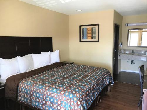 מיטה או מיטות בחדר ב-Berkshire Motor Hotel