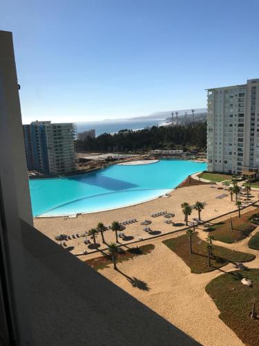 balcone con vista sulla spiaggia di un hotel di Algarrobo, Laguna bahí­a departamento 1303 & 302 ad Algarrobo