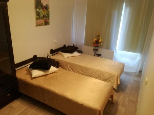 Katil atau katil-katil dalam bilik di Kalbakas Apartamenti