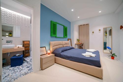 モルフェッタにあるB&B Mareè Seafront Molfettaのベッドルーム(キングサイズベッド1台付)、バスルームが備わります。