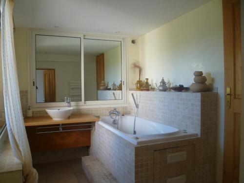 Ett badrum på Villa du Bau Rouge