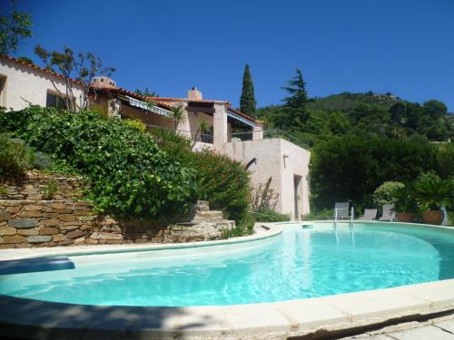 une grande piscine devant une maison dans l'établissement Villa du Bau Rouge, à Carqueiranne
