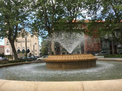 una fuente de agua en medio de una ciudad en CIH - Constituição Invicta Home, en Oporto