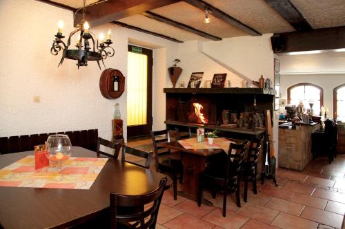 
a kitchen with a table and chairs and a fire place at Pension La Cascina in Tuttlingen
