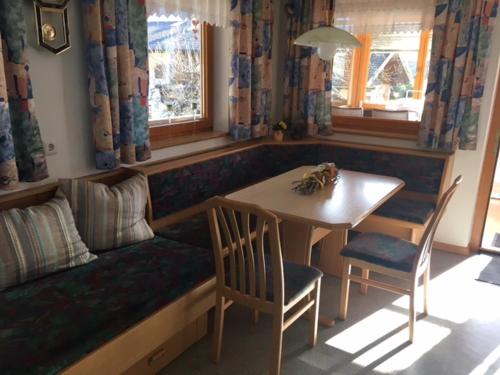 ベルク・イム・ドラウタールにあるFerienwohnung Beate Hasslerのテーブル、ソファ、テーブル、椅子が備わる客室です。