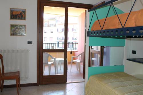 a bedroom with a bunk bed and a balcony at Isola del Sole in Grado